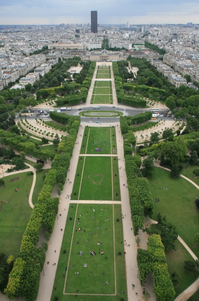 从埃菲尔铁塔俯瞰图片下载