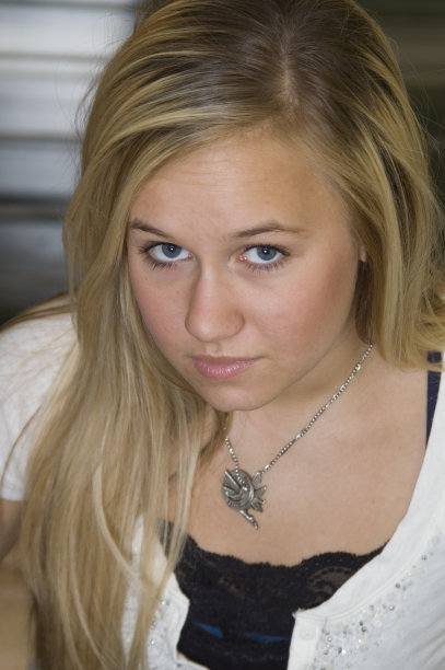 年轻的女图片下载