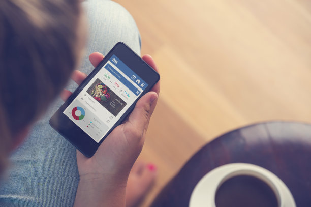 年轻女子边喝咖啡边用手机发短信图片下载