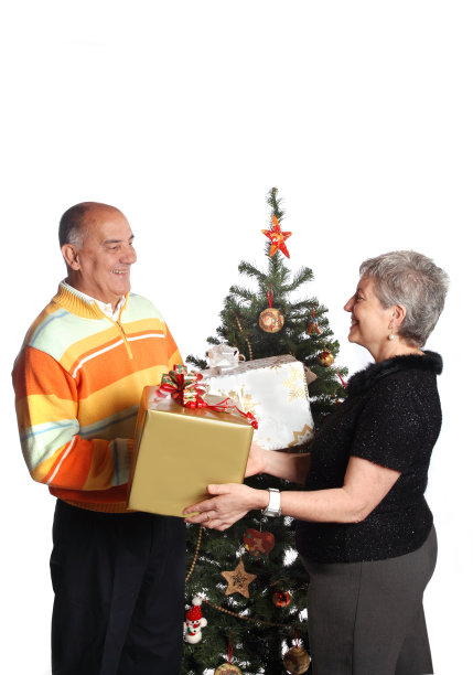 一对夫妇在白色背景下拿着圣诞礼物图片下载