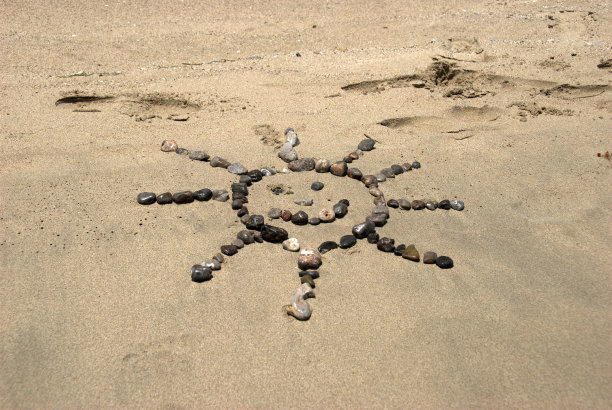 海滩上的石头太阳图片下载