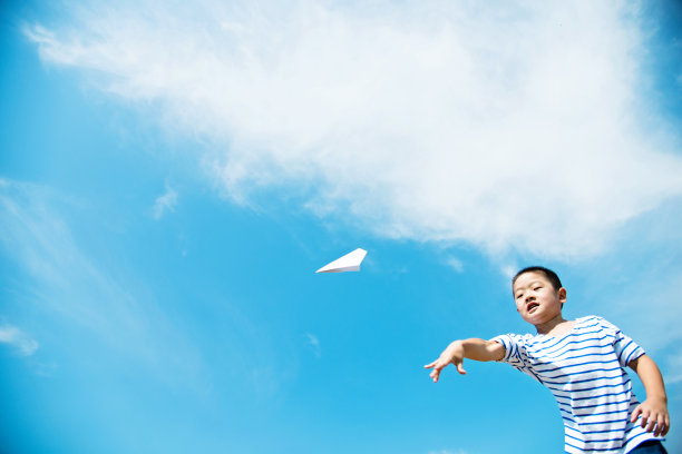男孩手拿着纸飞机素材图片