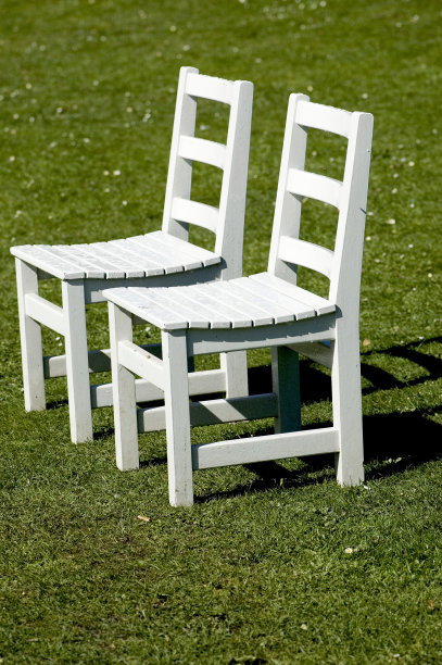 两个白色的椅子图片下载