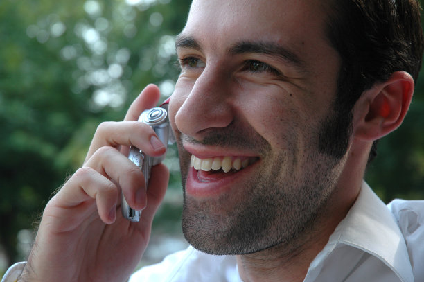 用手机的年轻人图片下载