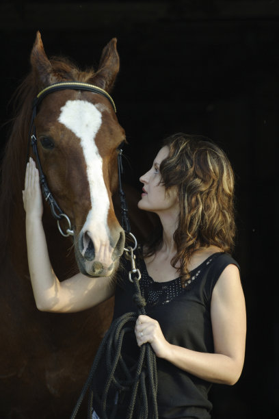 骑着马的女人图片下载