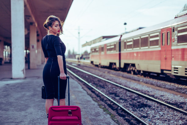 美丽性感的女人乘火车旅行图片下载