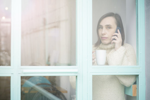 打电话的女人图片下载