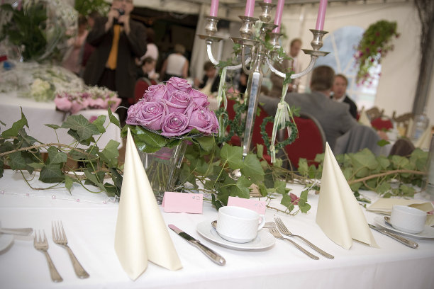 婚宴上的餐桌装饰图片下载