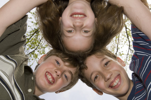 三个朋友图片下载