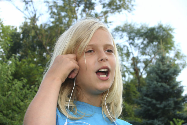 音乐的女孩图片下载