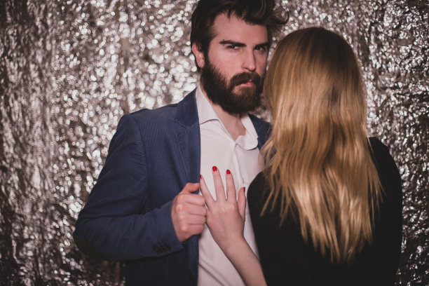 长胡子的帅哥和金发女孩出去玩图片下载