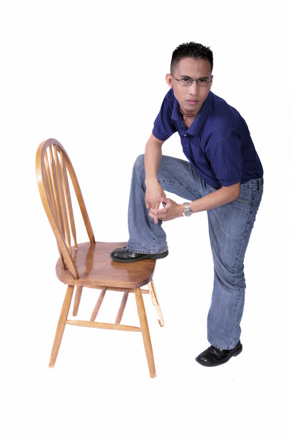 倚在椅子上图片下载