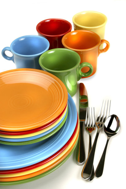 白色背景下彩色陶器的特写镜头图片下载