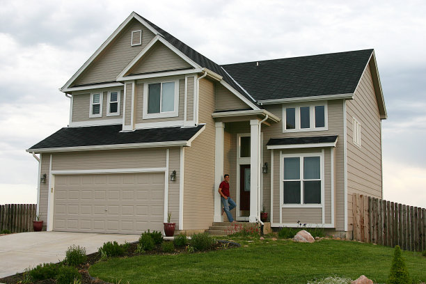 前面门廊上的男人图片下载