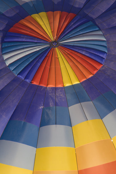 从上面来的热气球，多色，圆形图案，比空气轻图片下载