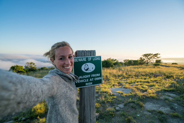 在狮子领地自拍的女孩图片下载