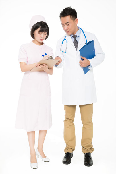 男医生和女护士在团队中交谈并一起查看文件夹素材图片