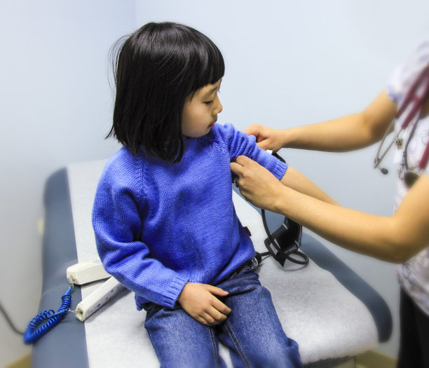 年轻女孩正在进行体检图片下载