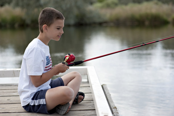 小男孩在码头钓鱼图片下载