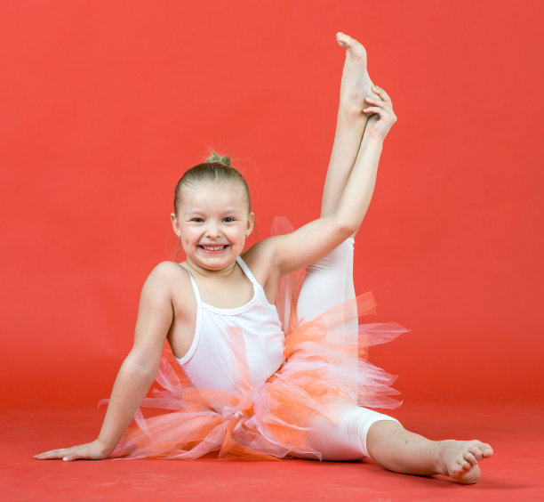 欢乐的小女孩舞者图片下载