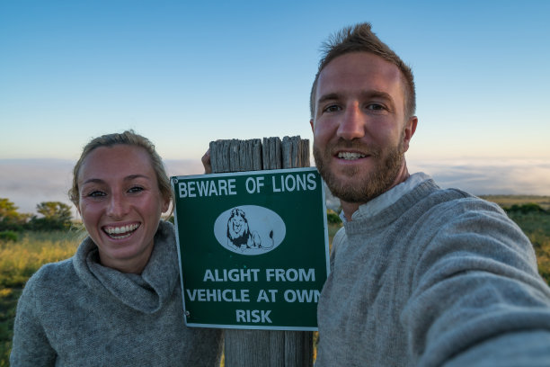 年轻夫妇捕捉非洲度假图片下载