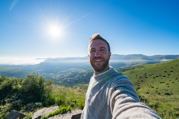 年轻人在山景中的自拍图片下载