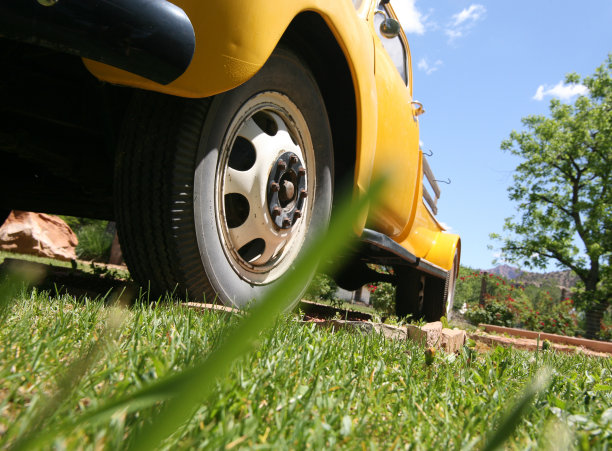 黄色雪佛兰卡车图片下载