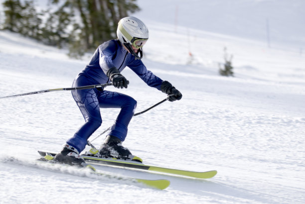 下坡障碍滑雪赛skiier。图片下载