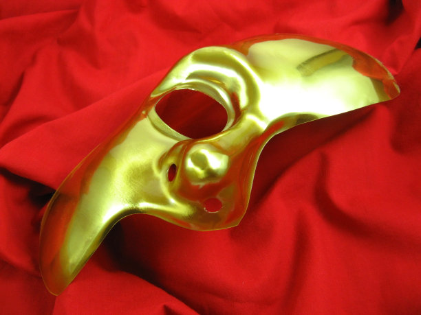 鲜红色上的金色面具图片下载
