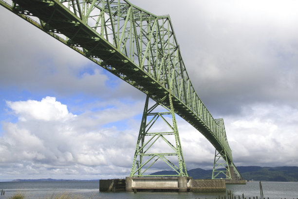 阿斯托里亚-迈格勒大桥横跨美国太平洋西北部的哥伦比亚河图片下载
