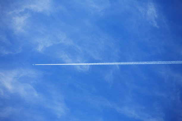 飞机在空中的水汽尾迹图片下载