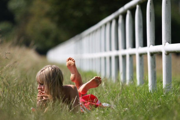 光脚的女孩图片下载