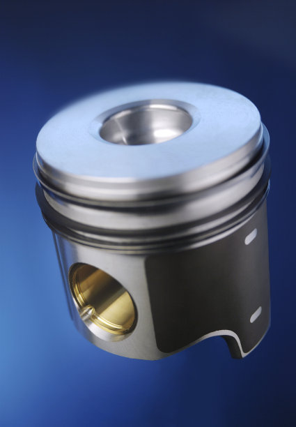 铝马达活塞，在蓝色背景，特写图片下载
