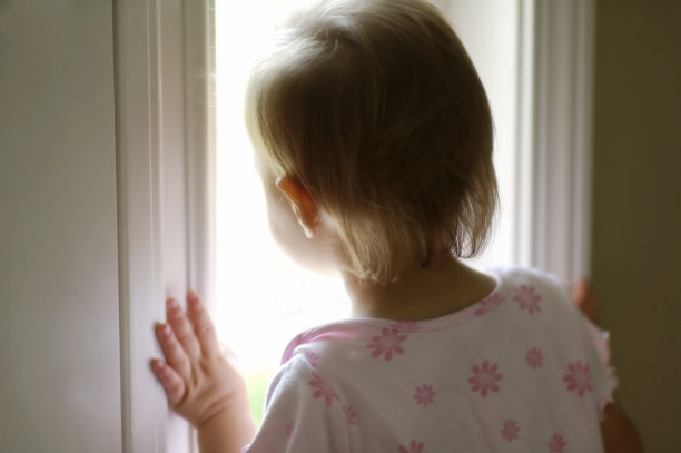 小学前班的女孩望着窗外图片下载