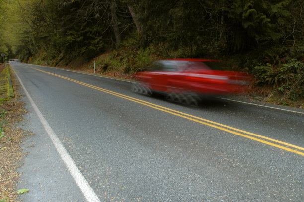 红色汽车在山路上图片下载