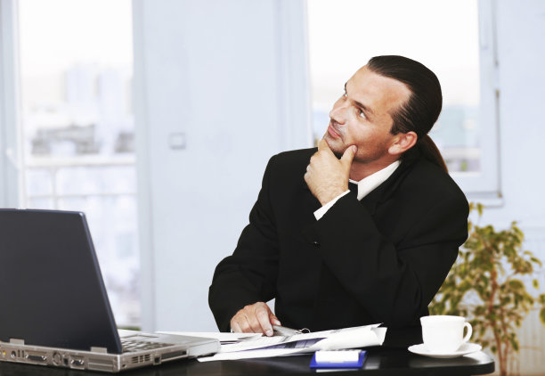 在职的年轻商人图片下载