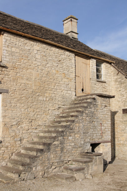 科茨沃尔德石稳定阁楼台阶图片下载