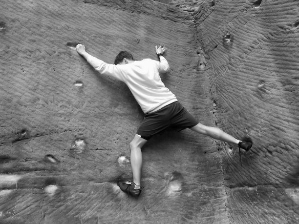 黑白两色的抱石攀登图片下载