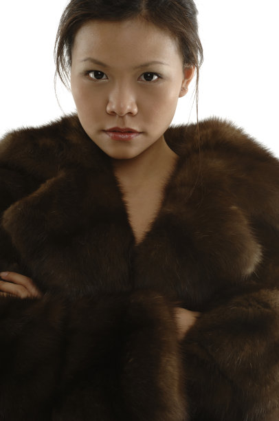 亚洲时装模特穿着皮草大衣图片下载