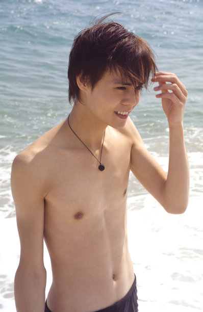 沙滩上的少年图片下载