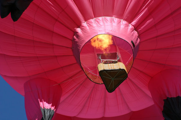 热气球烧猪图片下载