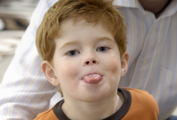 舔舌头/红发男孩图片下载