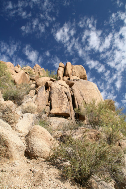 岩石和戏剧性的天空图片下载