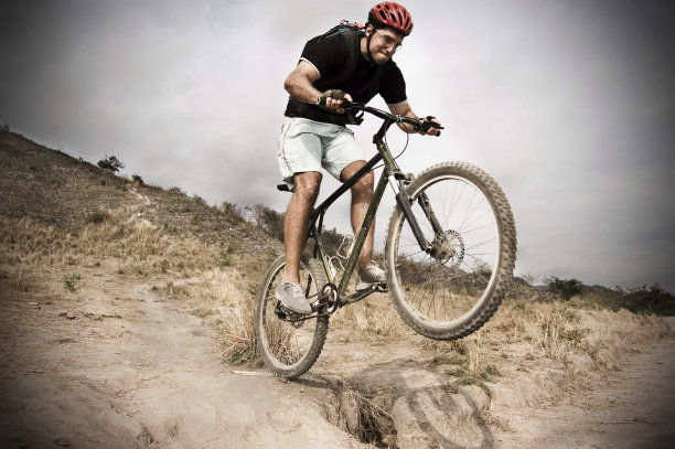 山地自行车下降图片下载
