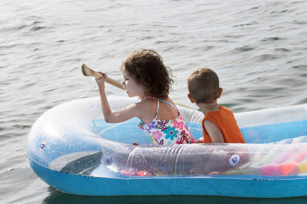 水上漂流中的孩子图片下载