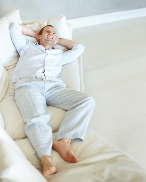 快乐的年轻人在沙发上休息图片下载