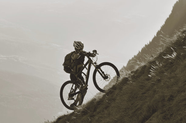 骑自行车的人推他的自行车图片下载