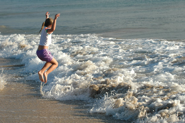 快乐的海滩上跳图片下载