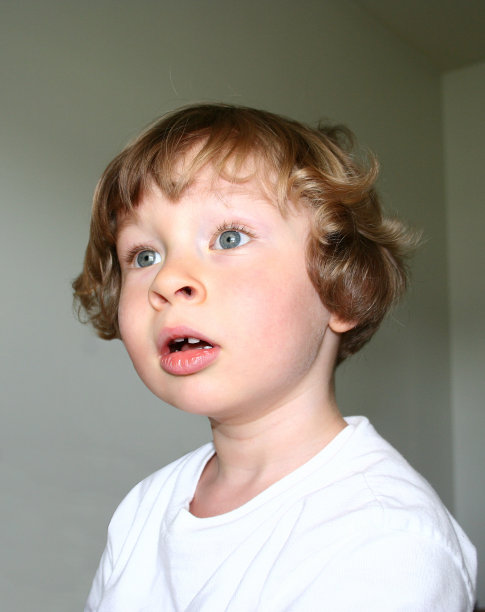 蹒跚学步的孩子唱歌图片下载