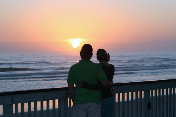 日出时分的年轻爱情图片下载